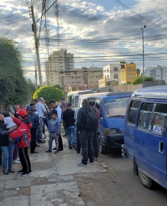 People preparing to use vans and go to the mountains.